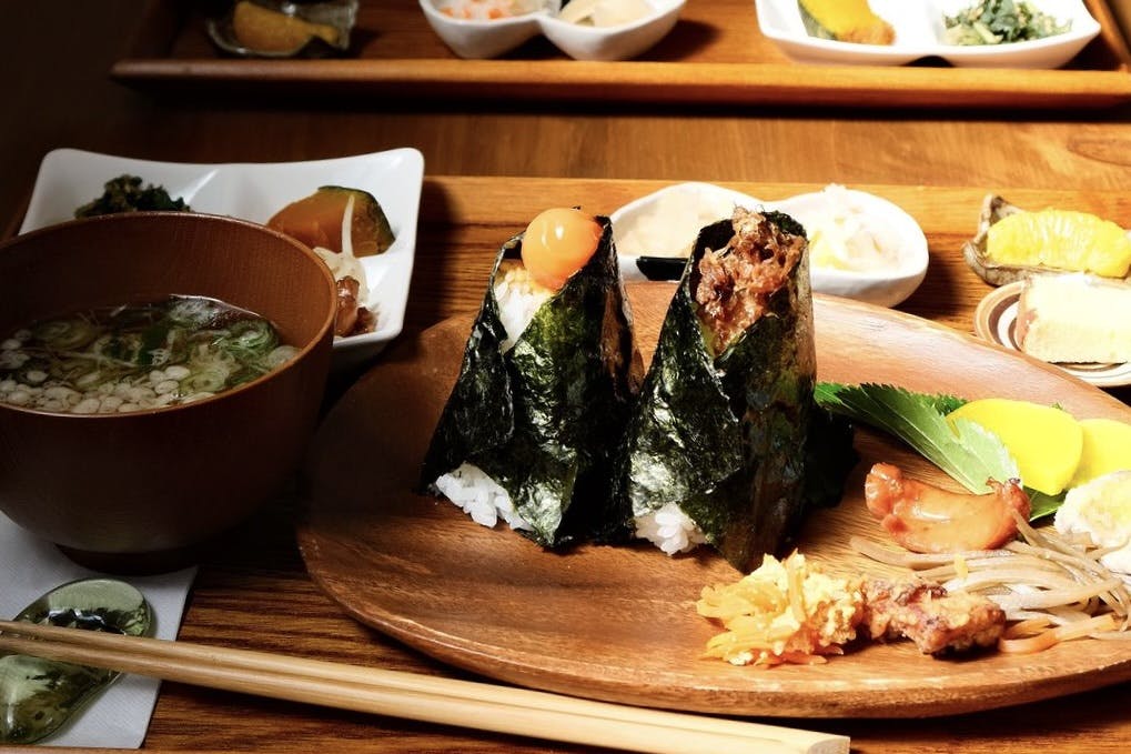 mikasa, onigiri, dine-in, take-out, rice ball, light meal, local ingredients, niijima, izu islands, tokyo islands, tokyo, japan, japanese foods, sets
