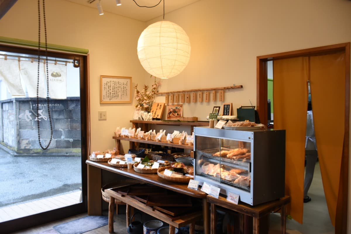 mikasa, onigiri, dine-in, take-out, rice ball, light meal, local ingredients, niijima, izu islands, tokyo islands, tokyo, japan, japanese foods