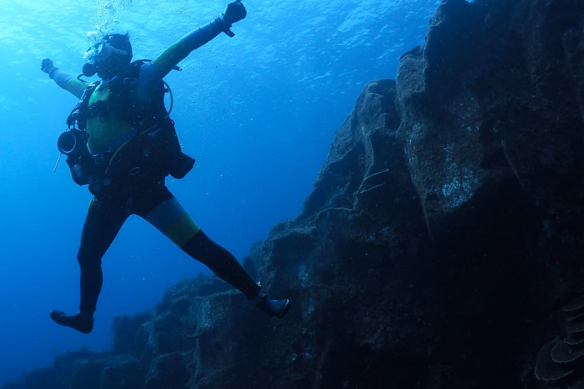 scuba diving, snorkeling, izu oshima island, tokyo, japan, Pension Ichi Maru Ichi, Sea Honet D.C, accommodation, meals, pickup, Diving Experience, Discover Scuba Diving, Introductory diving, lava wall