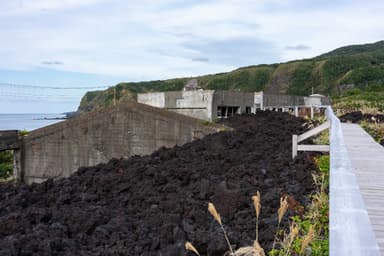 Volcano Experience Promenade – Elementary and Junior High School That Dammed The Lava