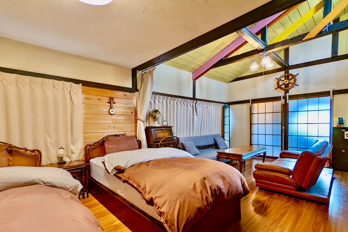 Motomachi Base: Central Oshima Retreat. Nautical-Themed Accommodation Close to Beach and Port, Ideal for up to Four Guests