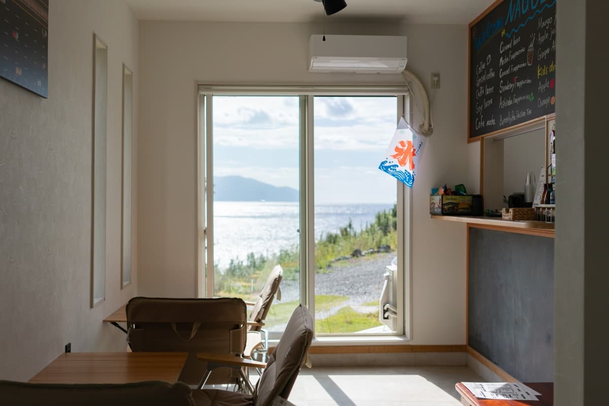 NAGOLA: Enjoy delicious sweets and drinks made from Miyakejima island ingredients at a café with a stunning ocean view