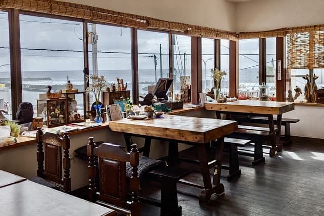 MOMOMOMO: A Nostalgic Café Overlooking the Harbor